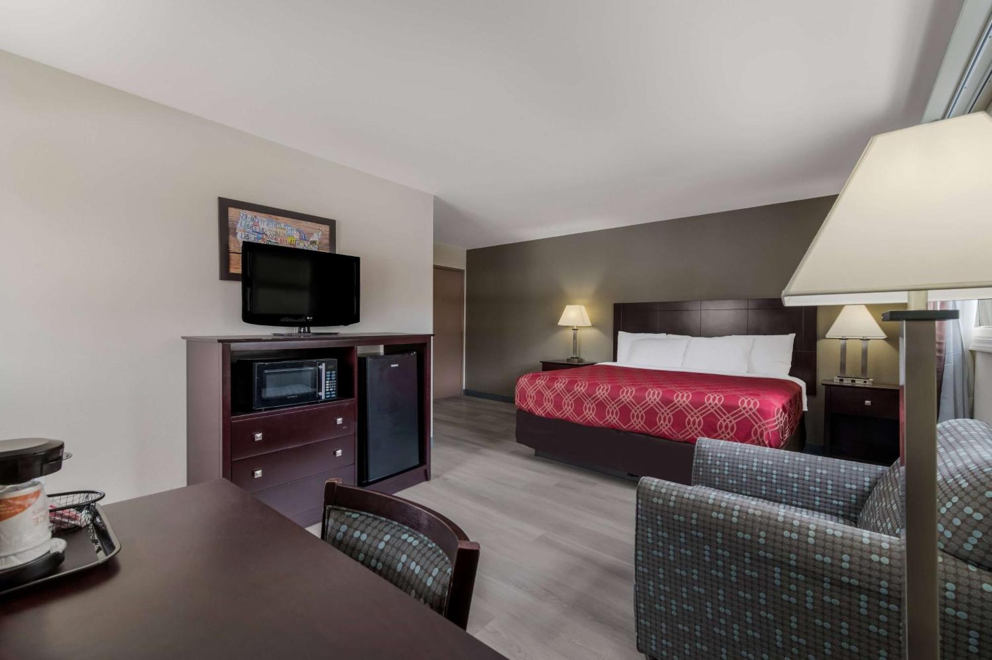 Hotel Baymont By Wyndham Iron Mountain Exterior foto