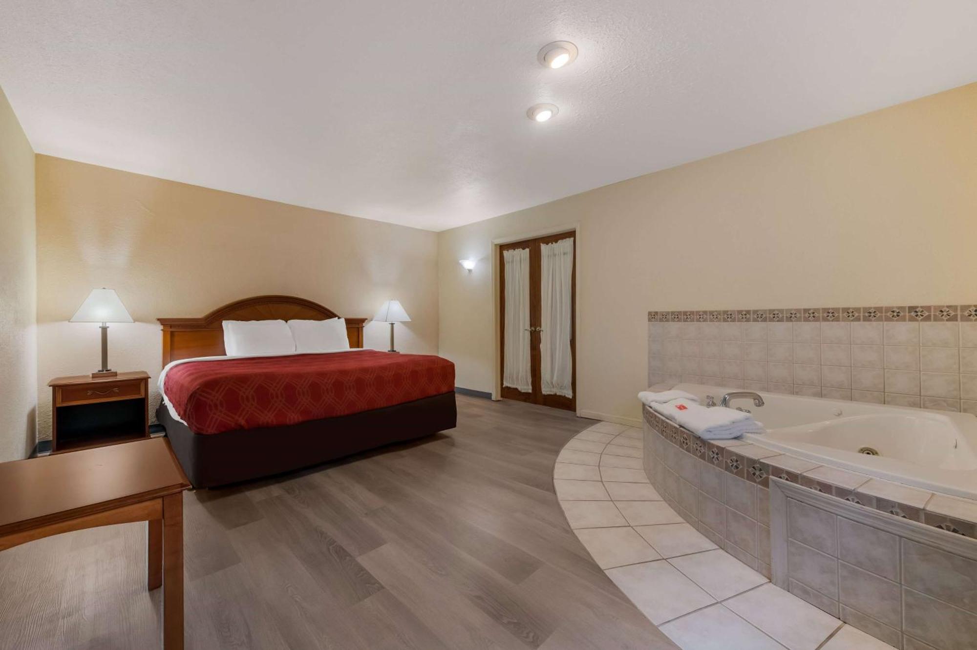 Hotel Baymont By Wyndham Iron Mountain Exterior foto